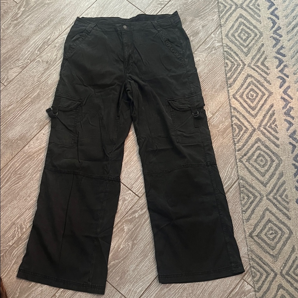 American Eagle Outfitters Women's Black Cargo Pants